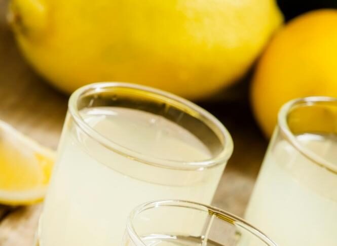 White Tea Cocktail Shot with Whiskey Peach Schapps and Lemon