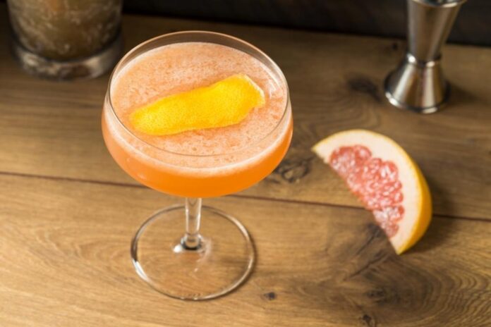 Brown Derby Cocktail with Grapefruit Slice