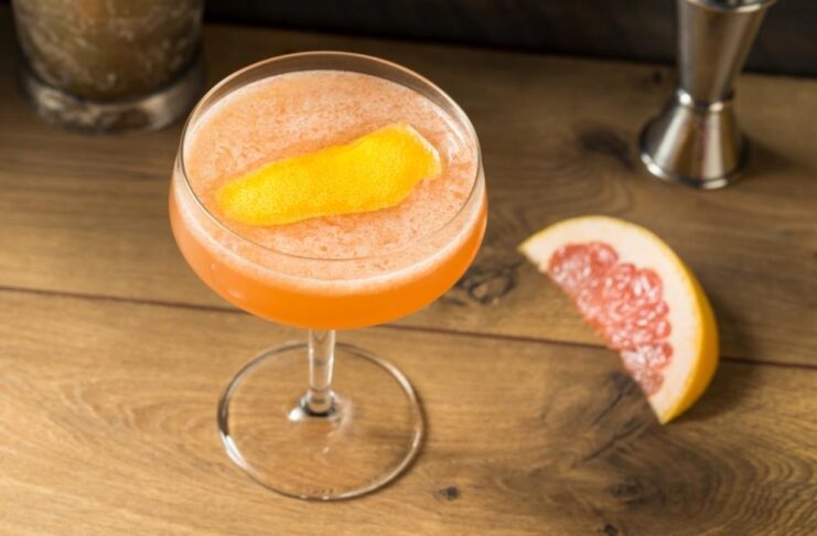 Brown Derby Cocktail with Grapefruit Slice