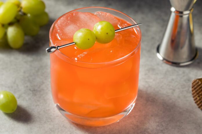 Enzoni Cocktail Recipe with Grapes and Gin